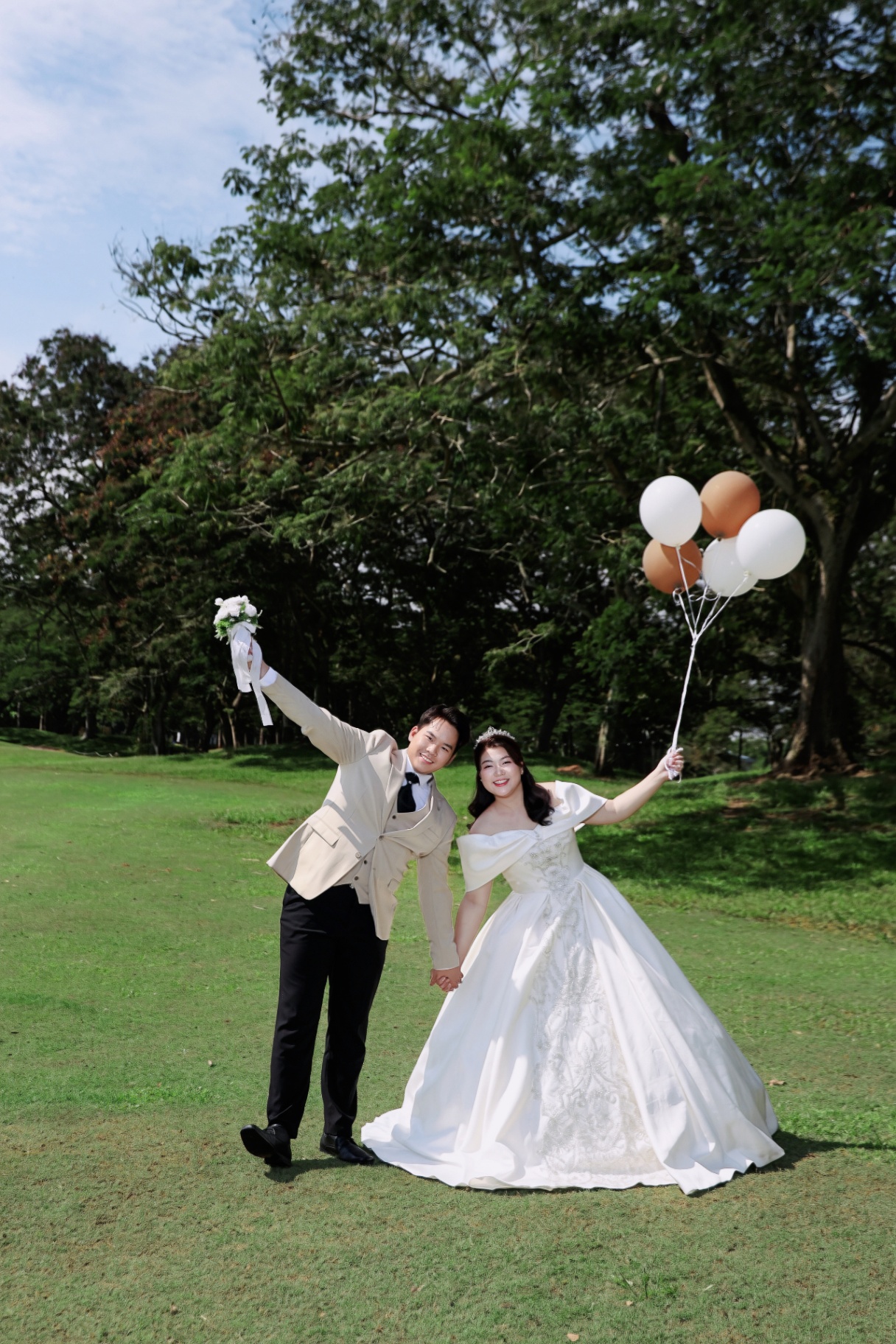 Anson and Jessy with balloons on the lawn 桉胜与靖晴 · 气球草地