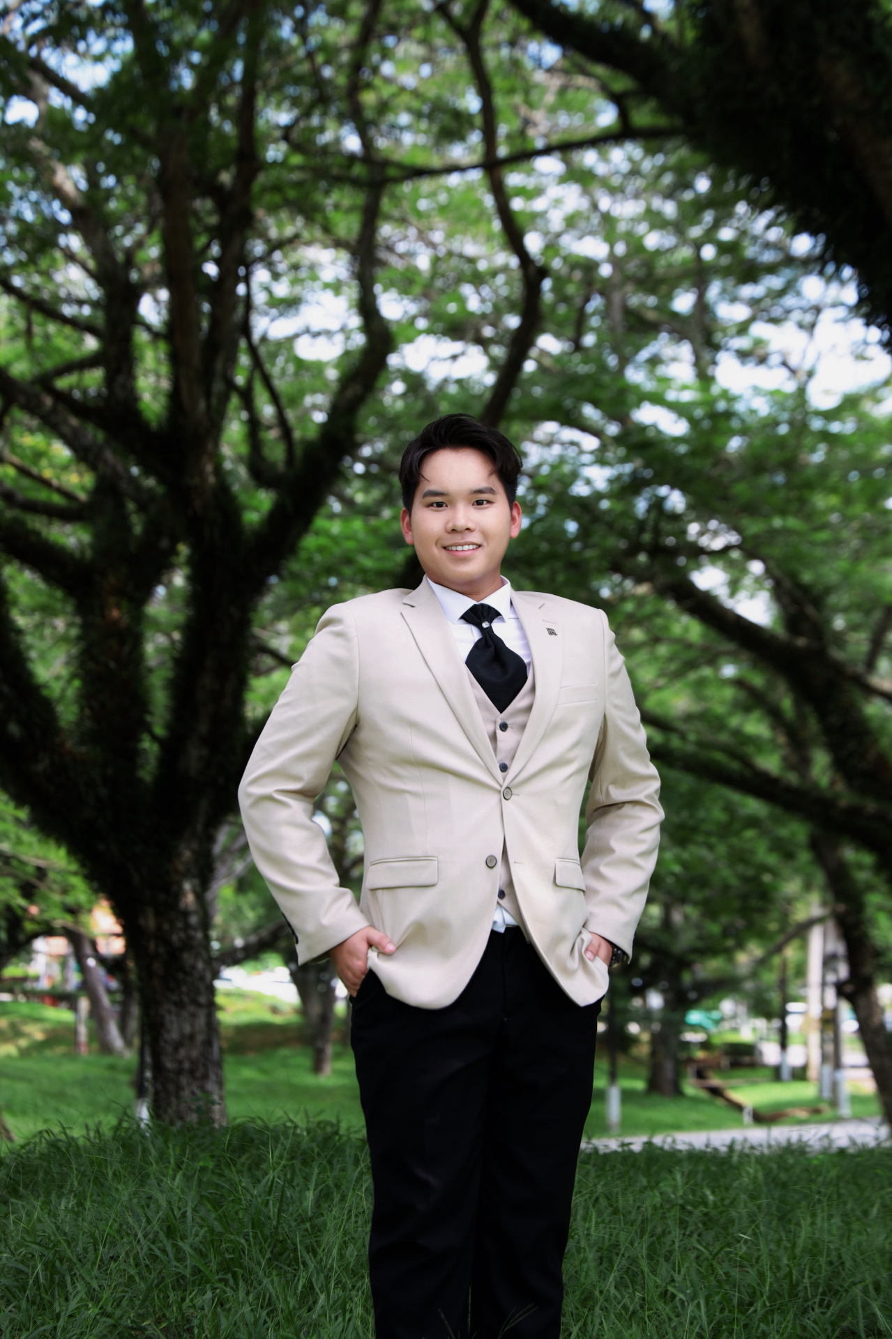 Anson in a cream suit beneath the trees 桉胜 · 林间