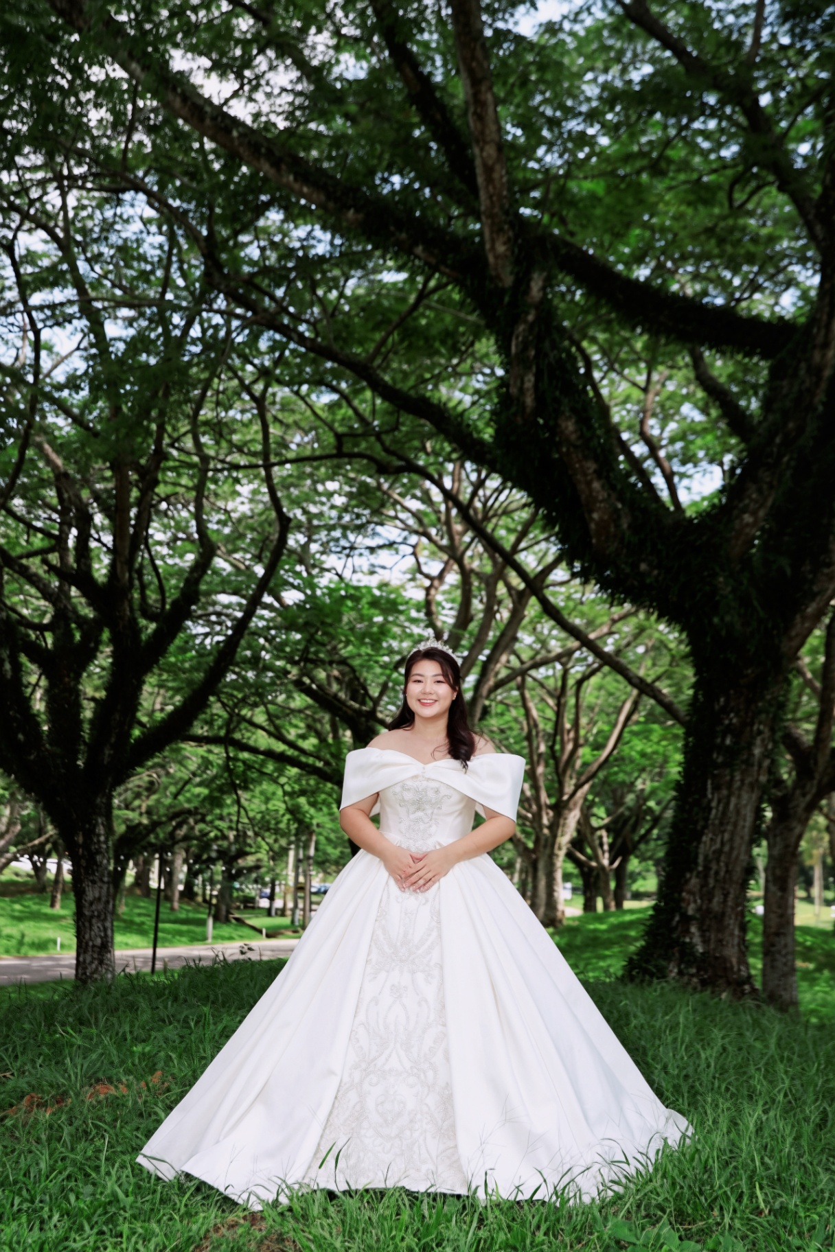 Jessy in her wedding gown among the trees 靖晴 · 婚纱